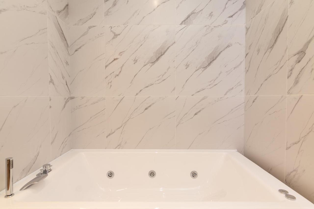 King Suite Spa Bath